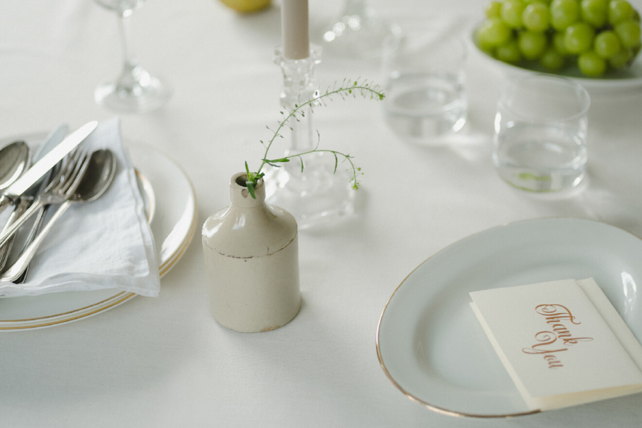 マルチウェイオフショルスウェットプルオーバー グレー、フェイクレザーセンタープレスハーフイージーパンツ ブラック、ハートモチーフパールイヤリング シルバー、フラワー柄リバーシブルスカーフ BRD、巾着付きボストンショルダーバッグ BRD、リブハイソックス チャコールグレー、アンクルサイドゴアブーツ ブラック 古畑星夏着用イメージ