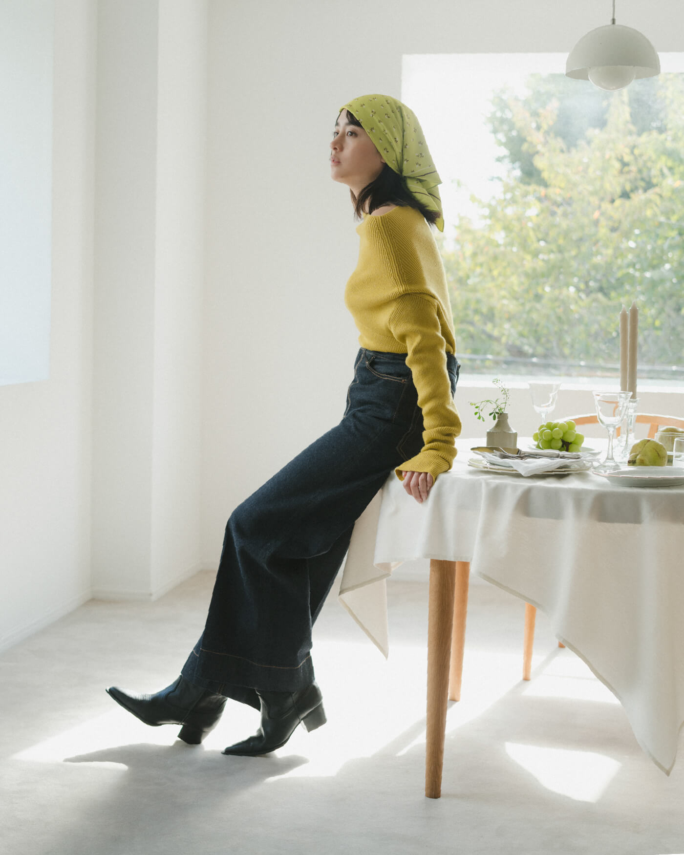 マルチウェイオフショルスウェットプルオーバー グレー、フェイクレザーセンタープレスハーフイージーパンツ ブラック、ハートモチーフパールイヤリング シルバー、フラワー柄リバーシブルスカーフ BRD、巾着付きボストンショルダーバッグ BRD、リブハイソックス チャコールグレー、アンクルサイドゴアブーツ ブラック 古畑星夏着用イメージ