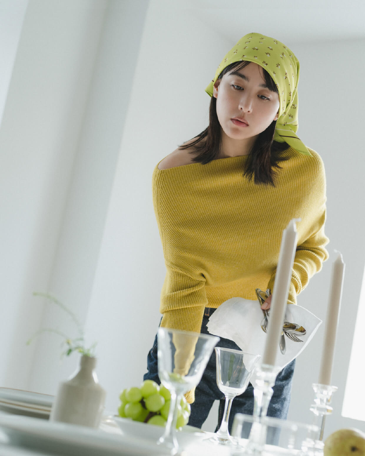 マルチウェイオフショルスウェットプルオーバー グレー、フェイクレザーセンタープレスハーフイージーパンツ ブラック、ハートモチーフパールイヤリング シルバー、フラワー柄リバーシブルスカーフ BRD、巾着付きボストンショルダーバッグ BRD、リブハイソックス チャコールグレー、アンクルサイドゴアブーツ ブラック 古畑星夏着用イメージ