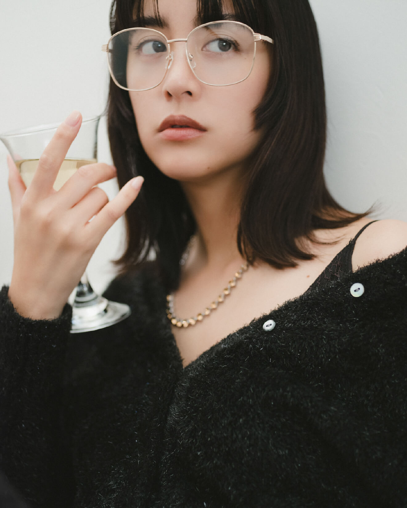 【セットアップ対応】半袖コットンスウェットプルオーバー ライトグレー、ワイヤーショートシャツ ホワイト、【WEB限定00サイズ】ウエストゴムタックプレスフレアスカート	チェック、ウェリントンセルフレームダテメガネ ブラック、メタルパールピアス シルバー、巾着バッグチャーム ターコイズ、アンクルサイドゴアブーツ ブラック 古畑星夏着用イメージ