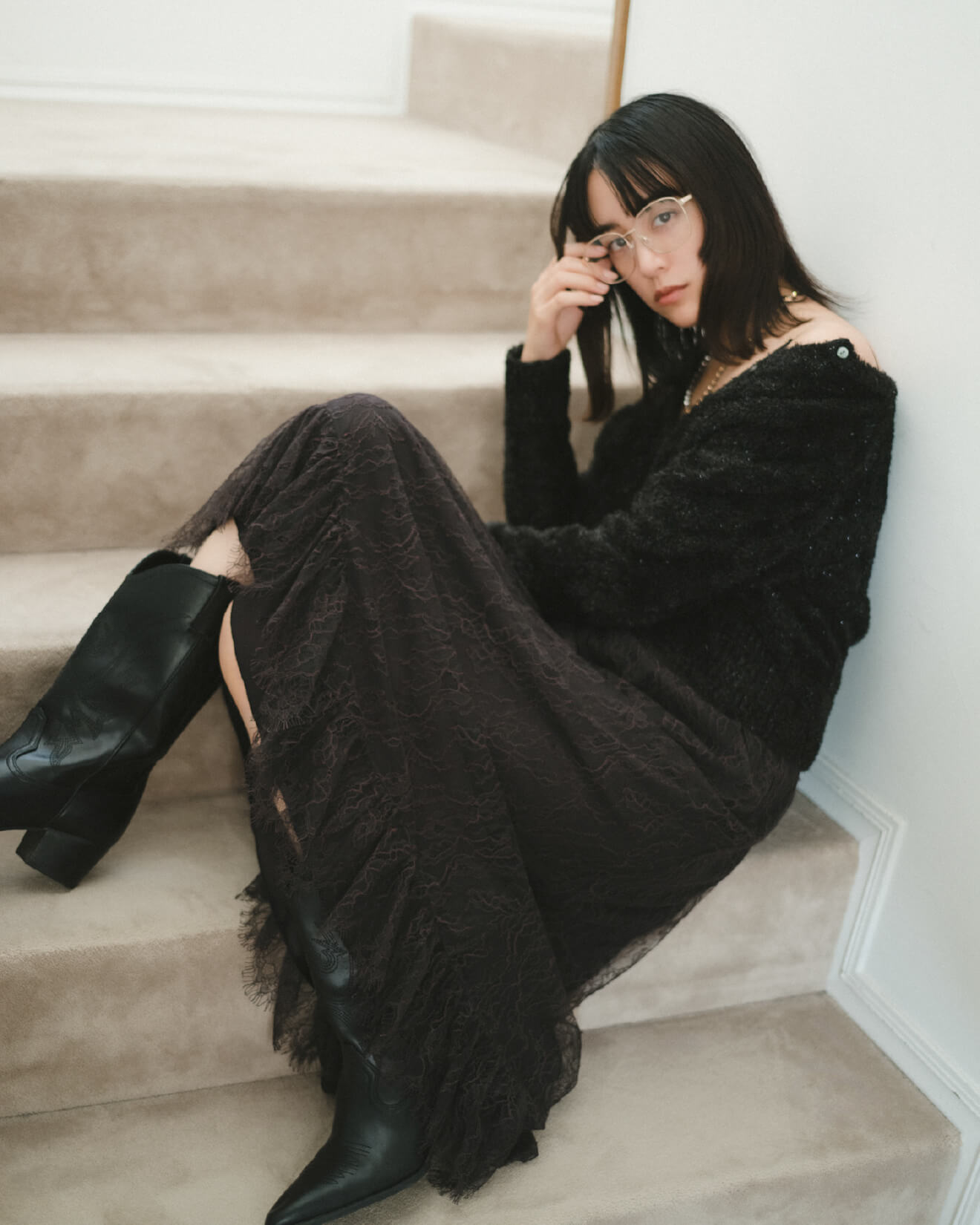 【セットアップ対応】半袖コットンスウェットプルオーバー ライトグレー、ワイヤーショートシャツ ホワイト、【WEB限定00サイズ】ウエストゴムタックプレスフレアスカート	チェック、ウェリントンセルフレームダテメガネ ブラック、メタルパールピアス シルバー、巾着バッグチャーム ターコイズ、アンクルサイドゴアブーツ ブラック 古畑星夏着用イメージ