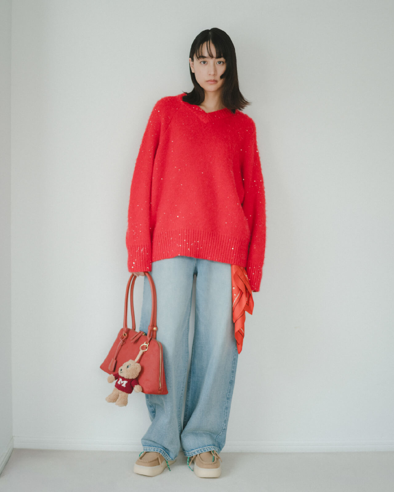 シャーリングペプラムフリルブラウス ブラック、ウエストドロストゴムパンツ ブラック、ハートモチーフピアス シルバー、ボリュームラウンドチェーンブレス シルバー、ソフトボストントートバッグ ブラウン、ワイドベルトバレエシューズ ブラック 古畑星夏着用イメージ