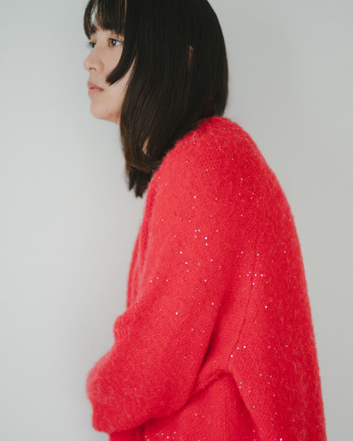 シャーリングペプラムフリルブラウス ブラック、ウエストドロストゴムパンツ ブラック、ハートモチーフピアス シルバー、ボリュームラウンドチェーンブレス シルバー、ソフトボストントートバッグ ブラウン、ワイドベルトバレエシューズ ブラック 古畑星夏着用イメージ