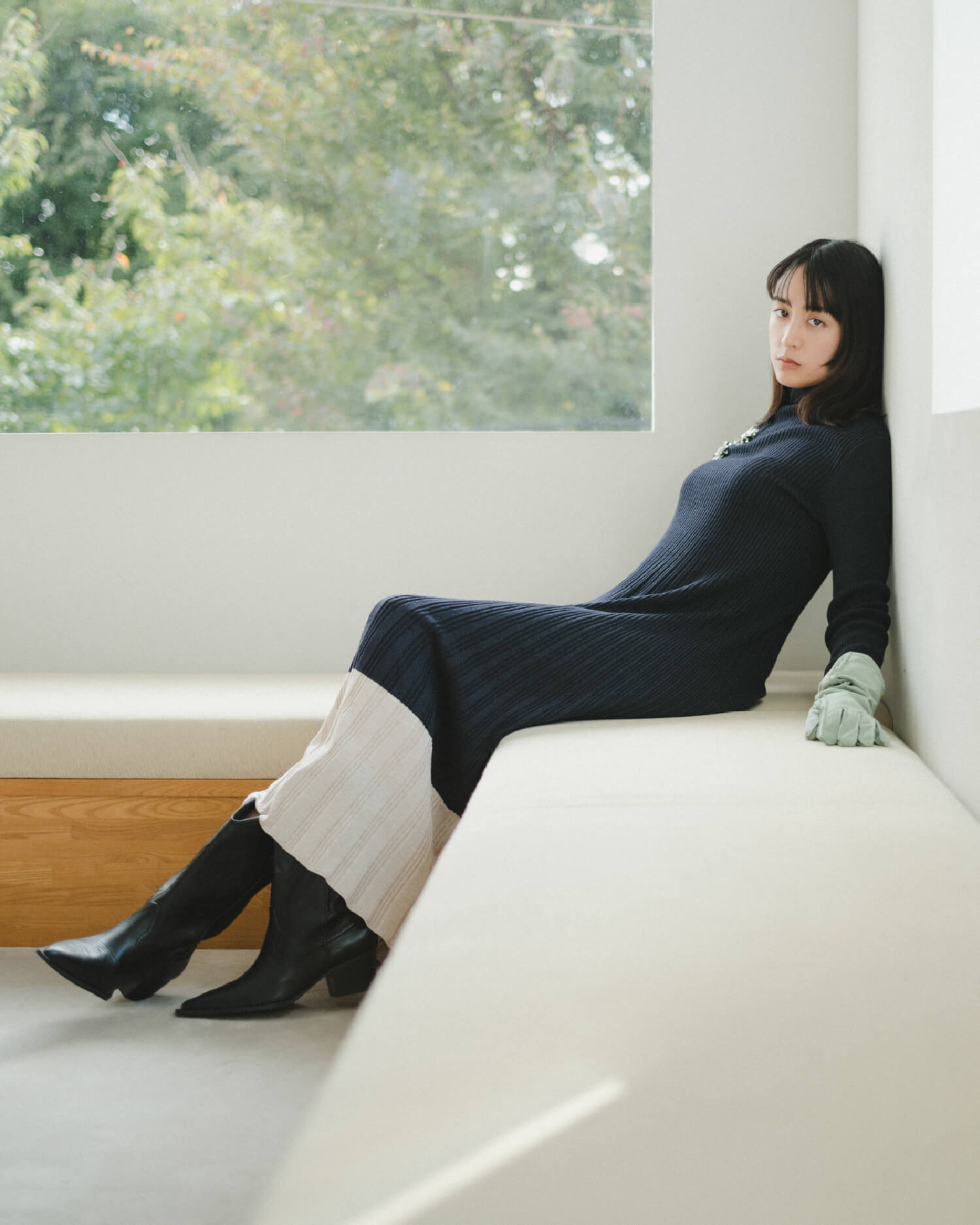 缶バッチ付き2サイズGジャン アイボリー、撥水リサイクルナイロンアノラックパーカー アイボリー、タブスリーブ釦ダウン柄シャツ オレンジ、【セットアップ対応】ワンタックストレートパンツ アイボリー、メタルボリュームカーブイヤリング シルバー、撥水ナイロンバックパック ダークブラウン、モカシンシューズ ベージュ 古畑星夏着用イメージ