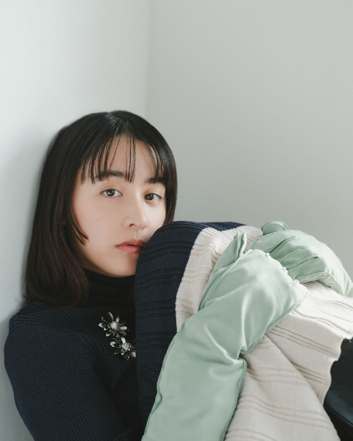 缶バッチ付き2サイズGジャン アイボリー、撥水リサイクルナイロンアノラックパーカー アイボリー、タブスリーブ釦ダウン柄シャツ オレンジ、【セットアップ対応】ワンタックストレートパンツ アイボリー、メタルボリュームカーブイヤリング シルバー、撥水ナイロンバックパック ダークブラウン、モカシンシューズ ベージュ 古畑星夏着用イメージ