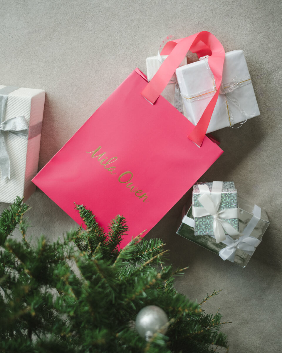 缶バッチ付き2サイズGジャン アイボリー、撥水リサイクルナイロンアノラックパーカー アイボリー、タブスリーブ釦ダウン柄シャツ オレンジ、【セットアップ対応】ワンタックストレートパンツ アイボリー、メタルボリュームカーブイヤリング シルバー、撥水ナイロンバックパック ダークブラウン、モカシンシューズ ベージュ 古畑星夏着用イメージ