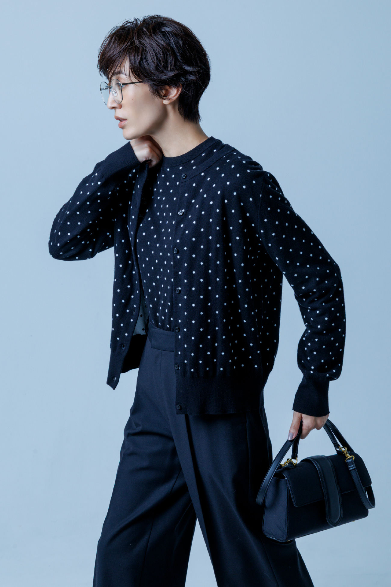 ドット柄の【お年玉】アンサンブルニット／カーディガンとセンタープレスパンツ、ビッグメタルスリムフレームダテメガネ、ショルダー付きハンドバッグを着用したモデル画像