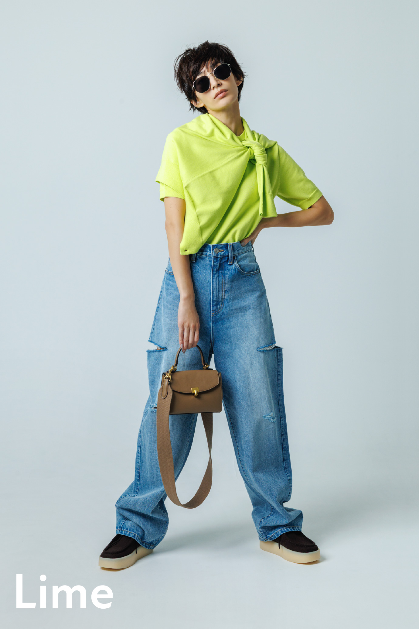 【お年玉】アンサンブルニット／カーディガン、カットアウトダメージセミワイドデニム、メタルスリムフレームサングラス、メタルフラワーブローチ、メタルモチーフミニスクエアバッグ、レースアップシューズの着用イメージ