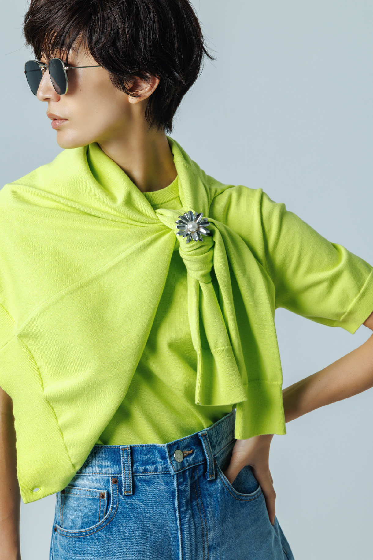 ライム色の【お年玉】アンサンブルニット／カーディガンとカットアウトダメージセミワイドデニム、メタルスリムフレームサングラス、メタルフラワーブローチを着用したモデル画像