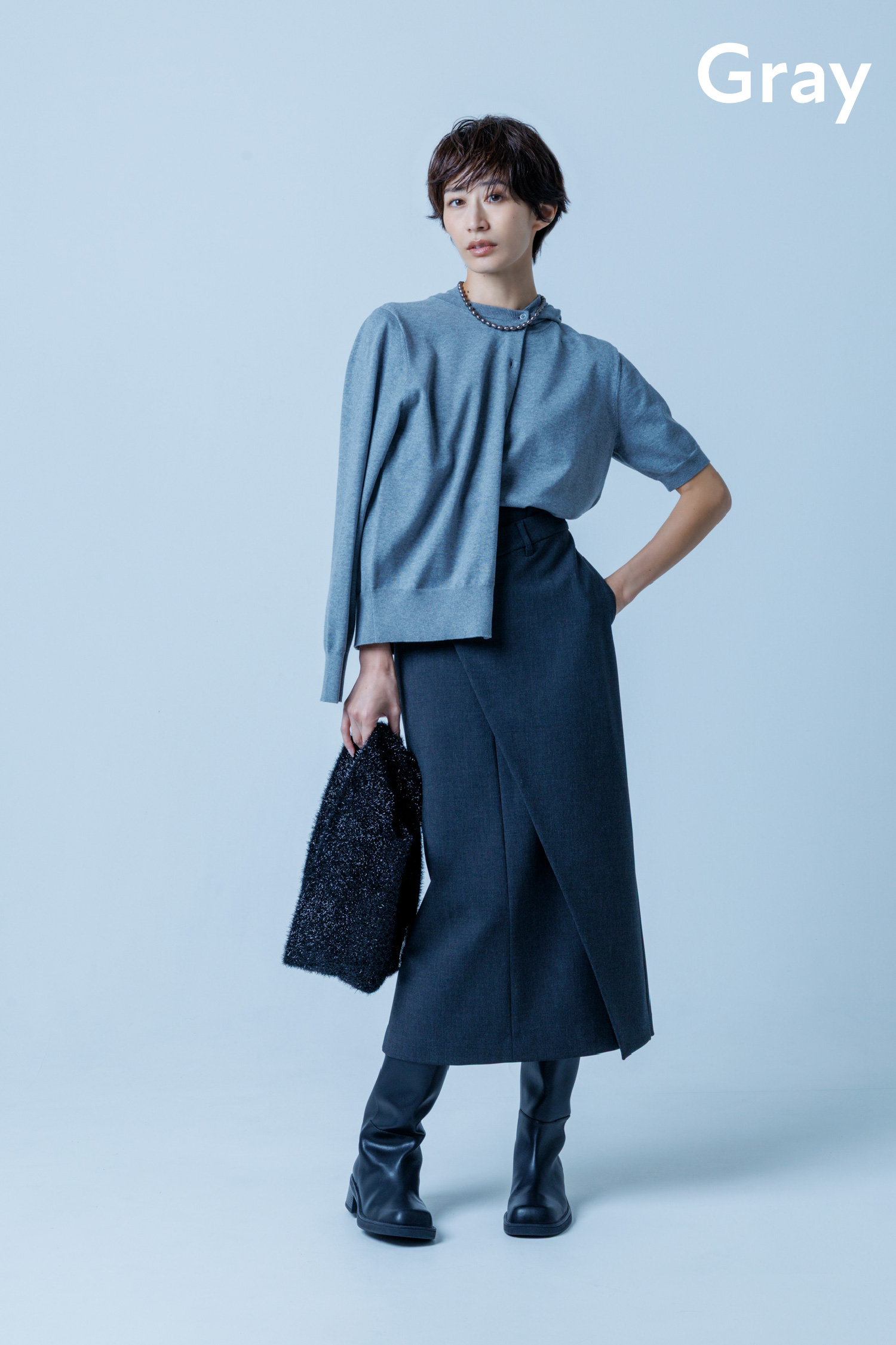 【お年玉】アンサンブルニット／カーディガン、アシメストレートスカート、変形パールネックレス、ビーズバッチ付きラメニットトートバッグ、スクエアトゥロングブーツの着用イメージ