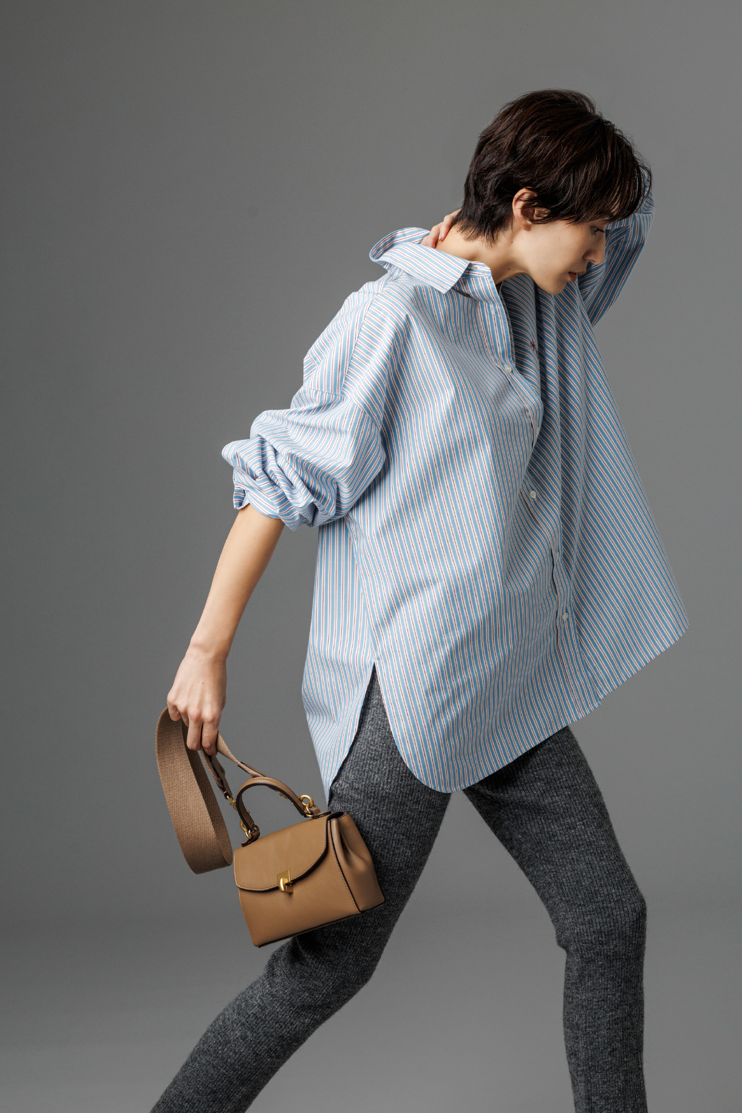 2WAYカシュクールーオーバーサイズシャツ・アルパカ混リブニットレギンスパンツ・メタルモチーフミニスクエアバッグを着用した女性