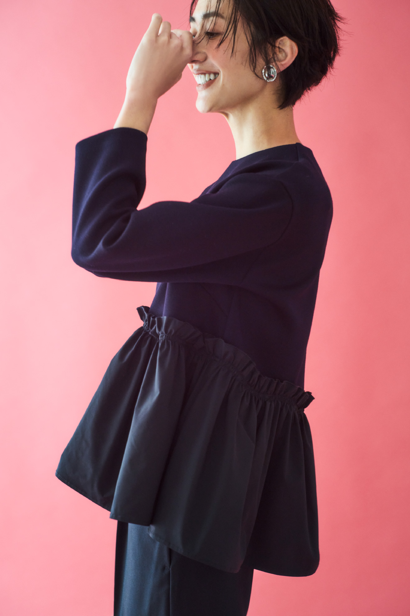 ペプラムＢＬ×ワンタックＰＴ　ＳＥＴＵＰ、メタルボリュームイヤリング、ワイドショルダーミドルボストンバッグ、バックル付きラムレザースリングパンプスの着用イメージ