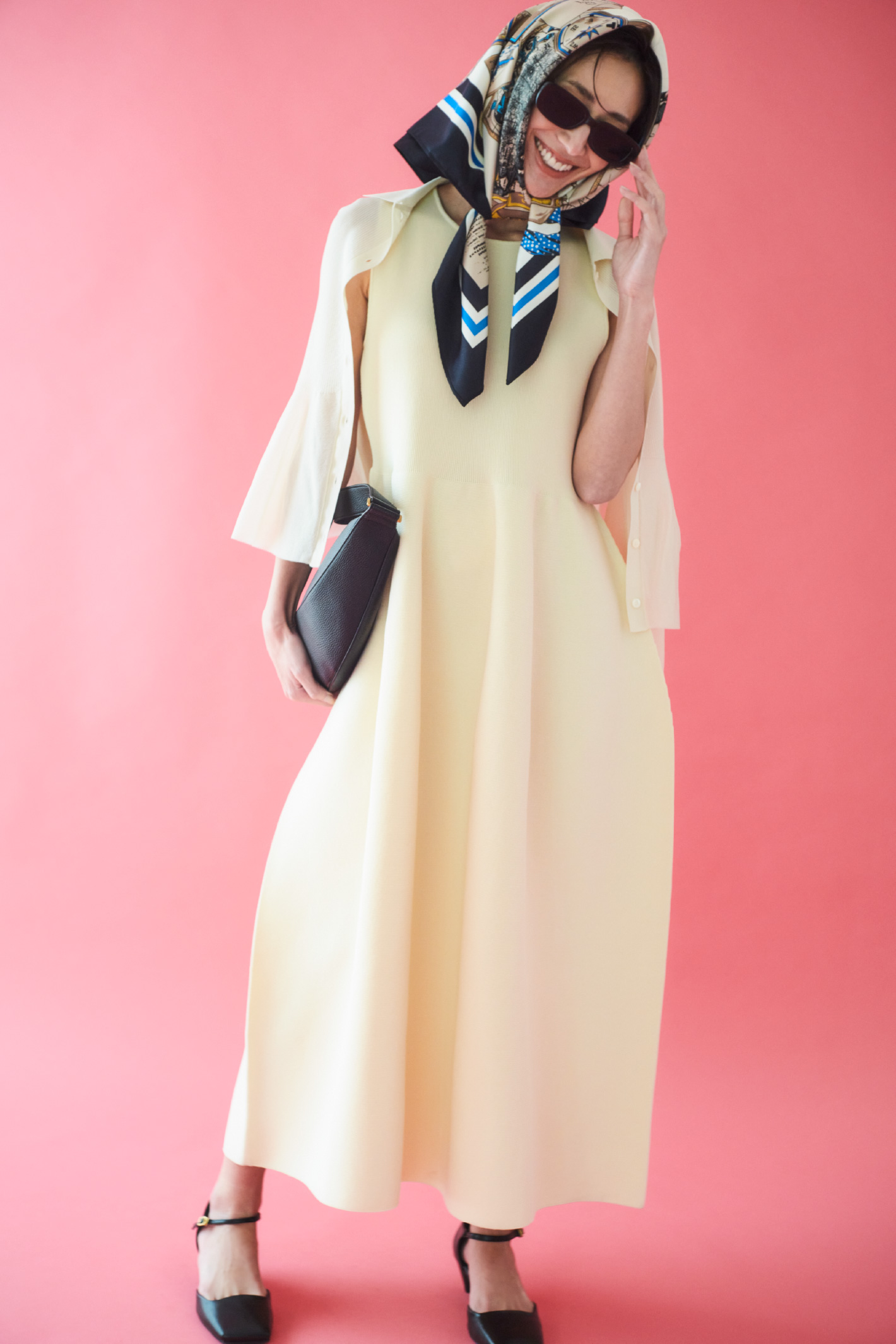 アンサンブルペプラムシアーポロニットＣＤ、アンサンブルノースリホールガーメントＯＰ、セルフレームスクエアサングラス、トラベル柄スカーフ、ボディバッグ、アンクルストラップパンプスの着用イメージ