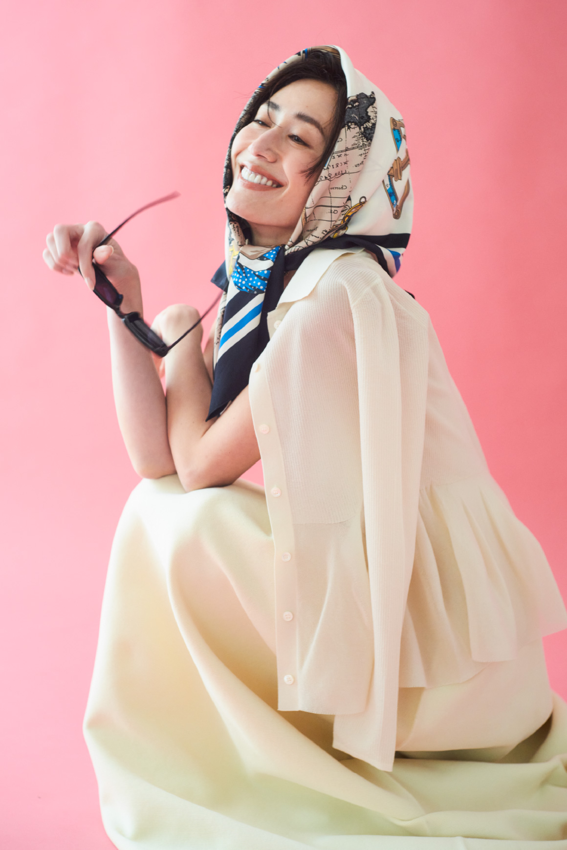 アンサンブルペプラムシアーポロニットＣＤ、アンサンブルノースリホールガーメントＯＰ、セルフレームスクエアサングラス、トラベル柄スカーフを着用したモデル画像