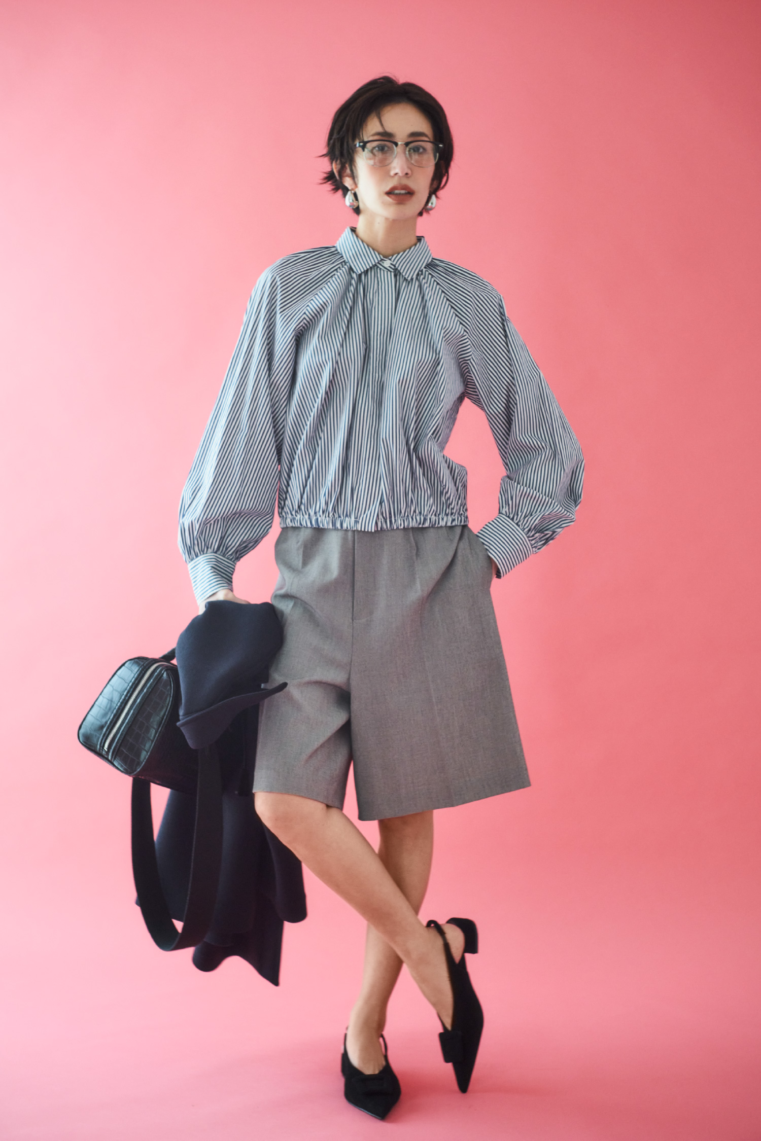 ステンカラーＡラインポンチコート、クロップドギャザーバルーンＳＨ、トリミングハーフキュロットＰＴ、ハーフリムフレームダテメガネ、メタルドロップピアス、ショルダー付きボストンバッグ、バックル付きラムレザースリングパンプスの着用イメージ