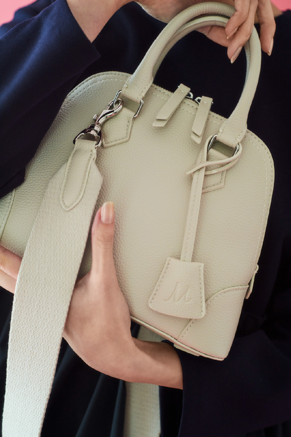 アイボリー色のワイドショルダーミドルボストンバッグの商品画像