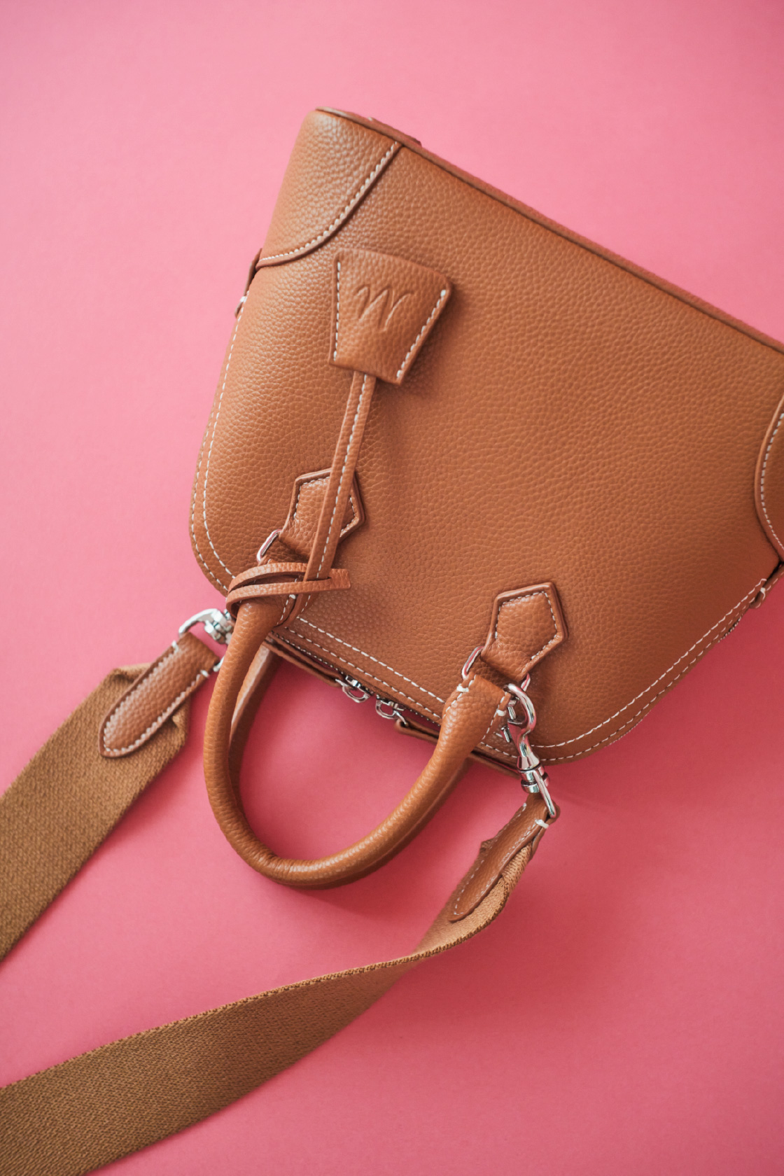 キャメルカラーのワイドショルダーミドルボストンバッグの商品画像