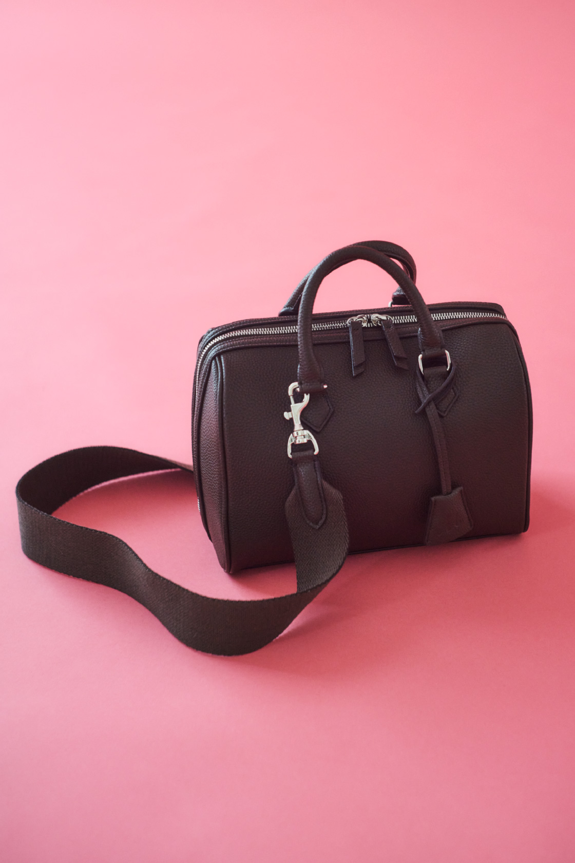 ダークブラウン色のショルダー付きボストンバッグの商品画像