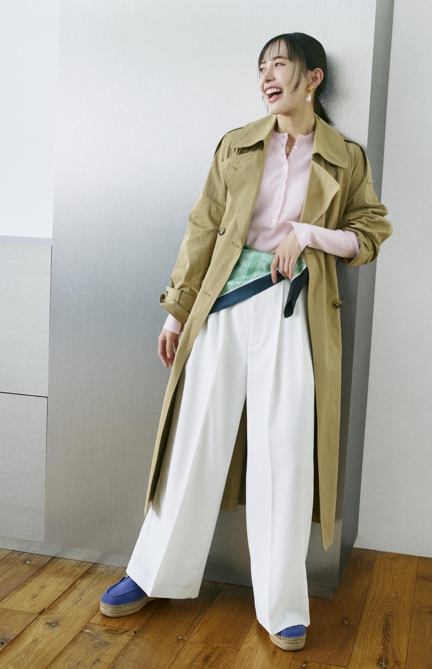 ベージュの撥水オーバーサイズトレンチコート・ピンクの刺繍スカラヘンリーネックニット・白の【井桁さんコラボ】２タックワイドパンツ・メタルモチーフパールイヤリング・グリーンのベルトモチーフ柄スカーフ・ブルーのエスパドリーユシューズを合わせたコーディネート