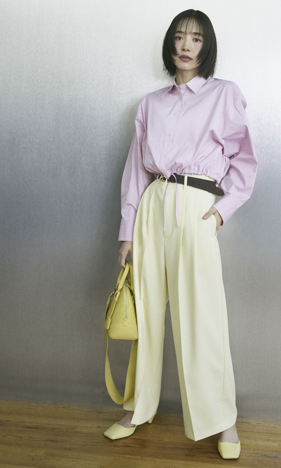 ピンクのストライプドロストショートシャツ・白のウールテンセルハーフスリーブシアーＴ・イエローの【井桁さんコラボ】２タックワイドＰＴ・２連パールチェーンネックレス・ブラウンのスクエアバックルベルト・イエローのワイドショルダーミドルボストンバッグとアンクルストラップパンプスを合わせたコーディネート