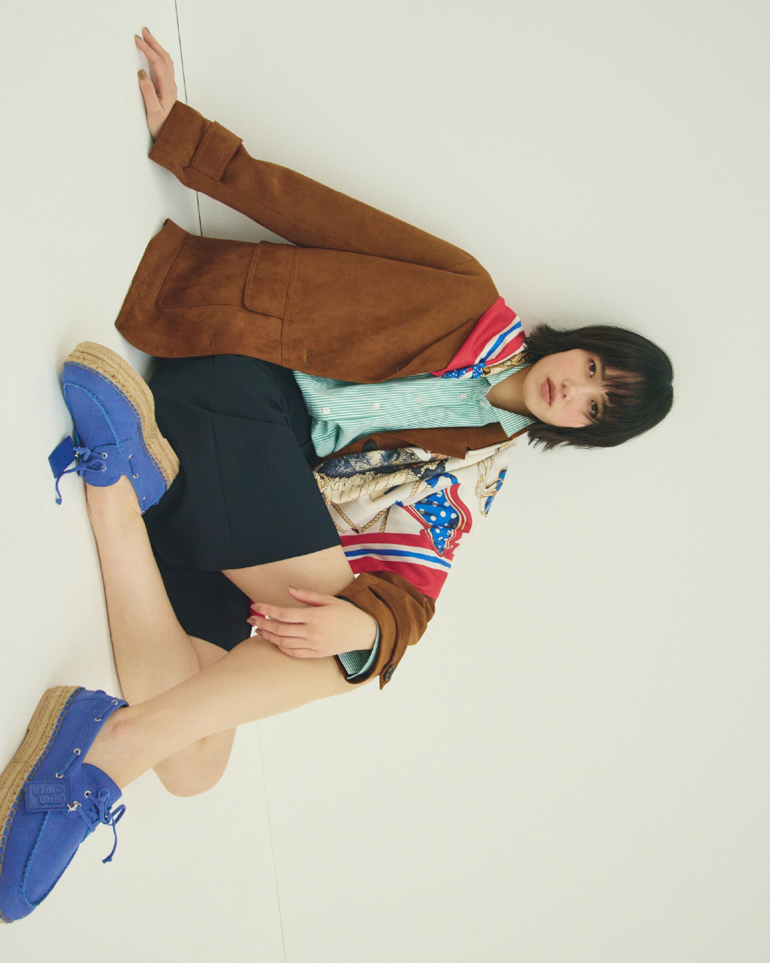 キャメルのリサイクルスウェードライクＪＫ・グリーンのストライプドロストショートシャツ・ネイビーのトリミングハーフキュロットＰＴ・赤のトラベル柄スカーフ・ブルーのエスパドリーユシューズを合わせたコーディネート