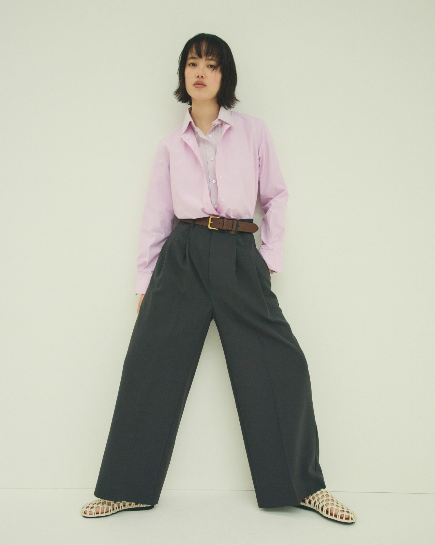 ピンクのＴＨＯＭＡＳ　ＭＡＳＯＮシャツ・ブルーのＴＨＯＭＡＳ　ＭＡＳＯＮシャツ・チャコールグレーのとドライタッチ２タックワイドパンツ・ブラウンのスクエアダブルサルカンベルト・白のメッシュバレエを合わせたコーディネート