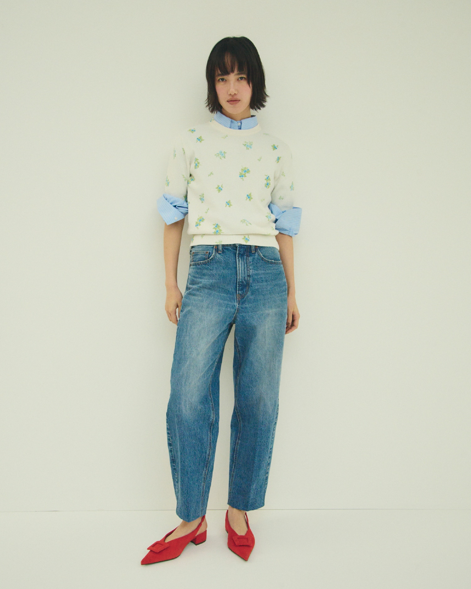 ブルーのフラワープリントアンサンブルとストライプドロストショートシャツ・ライトブルーのセンタープレスマムデニムパンツ・赤のバックル付きラムレザースリングパンプスを合わせたコーディネート