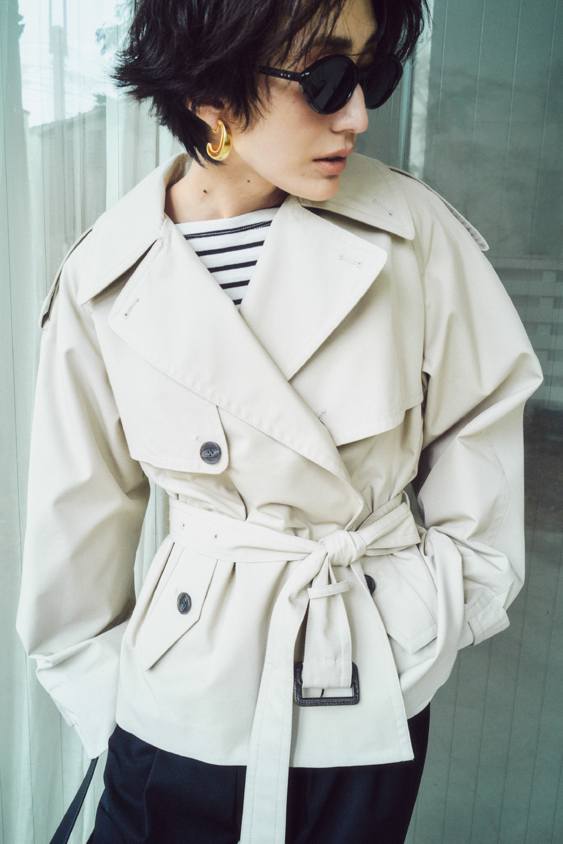 ライトベージュ色の女性のイメージ