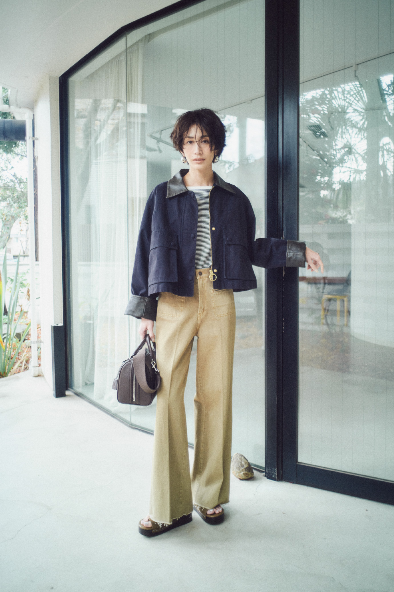 ショートテントシルエットハンティングＪＫ、ボートネックコンパクトＴシャツ、玉縁ポケットセミフレアデニムＰＴ、メタルドロップピアス、ショルダー付きボストンバッグ、トングサンダルの着用イメージ