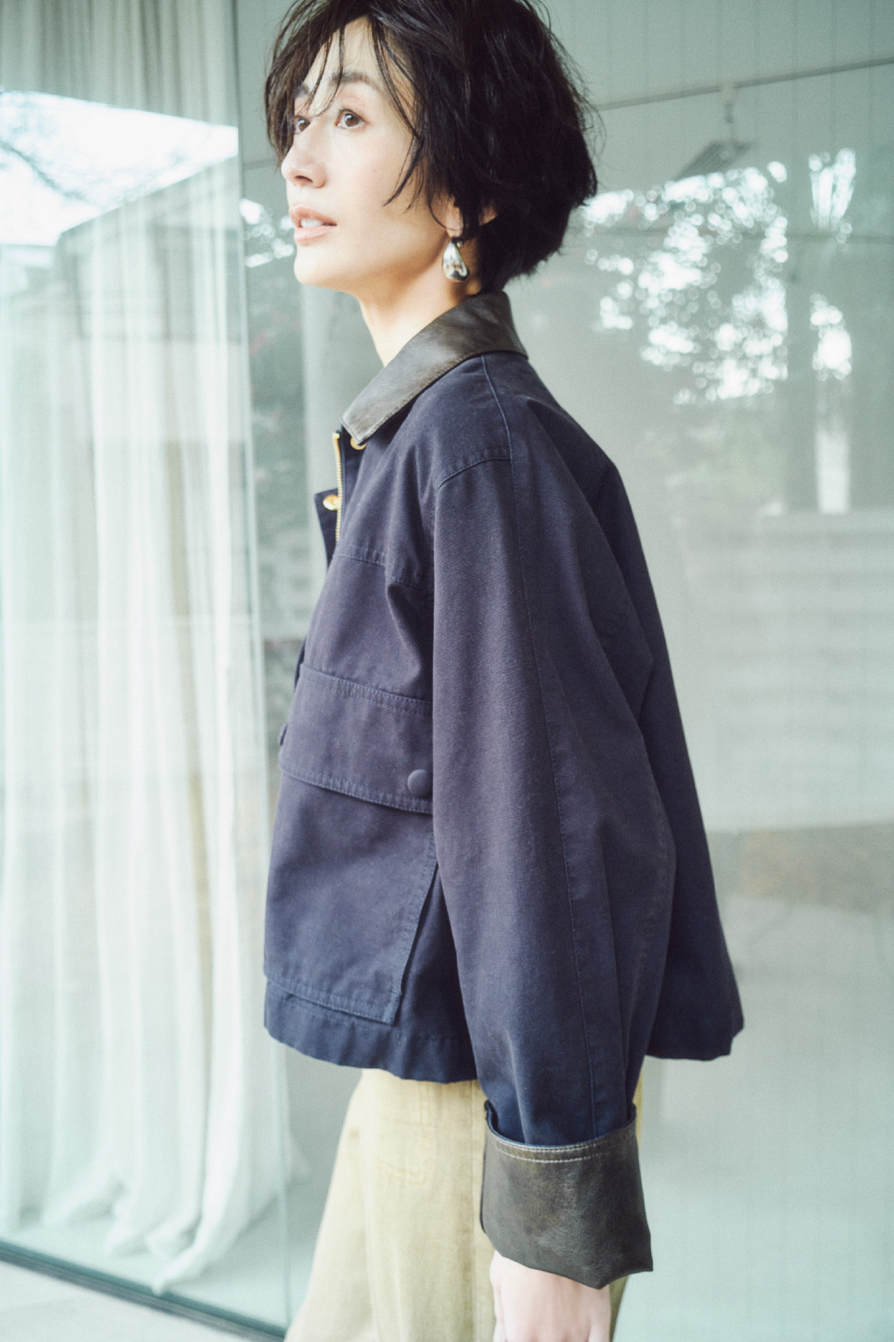 ショートテントシルエットハンティングＪＫ、ボートネックコンパクトＴシャツ、玉縁ポケットセミフレアデニムＰＴ、メタルドロップピアスを着用したモデル画像