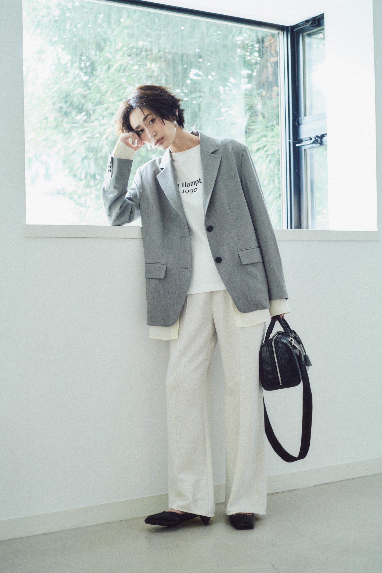 シャツレイヤードＪＫ、ヴィンテージライクロゴＴシャツ、ストレートスエットパンツ、メタルドロップフープイヤリング、ショルダー付きボストンバッグ、アンクルストラップパンプスの着用イメージ