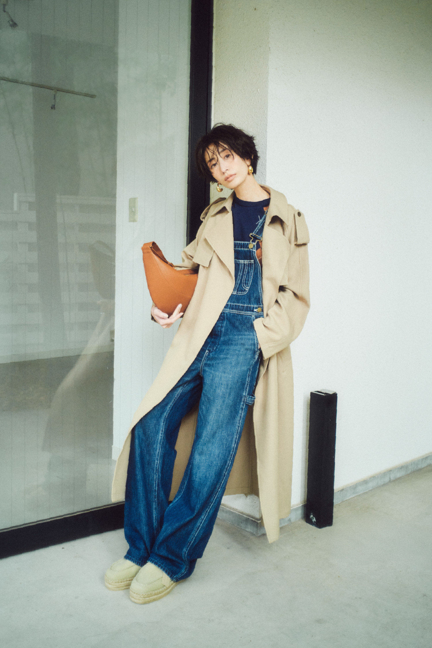 撥水オーバーサイズトレンチコート、アーガイルニットトップス、デニムオーバーオール、メタルドロップピアス、ボディバッグ、エスパドリーユシューズの着用イメージ