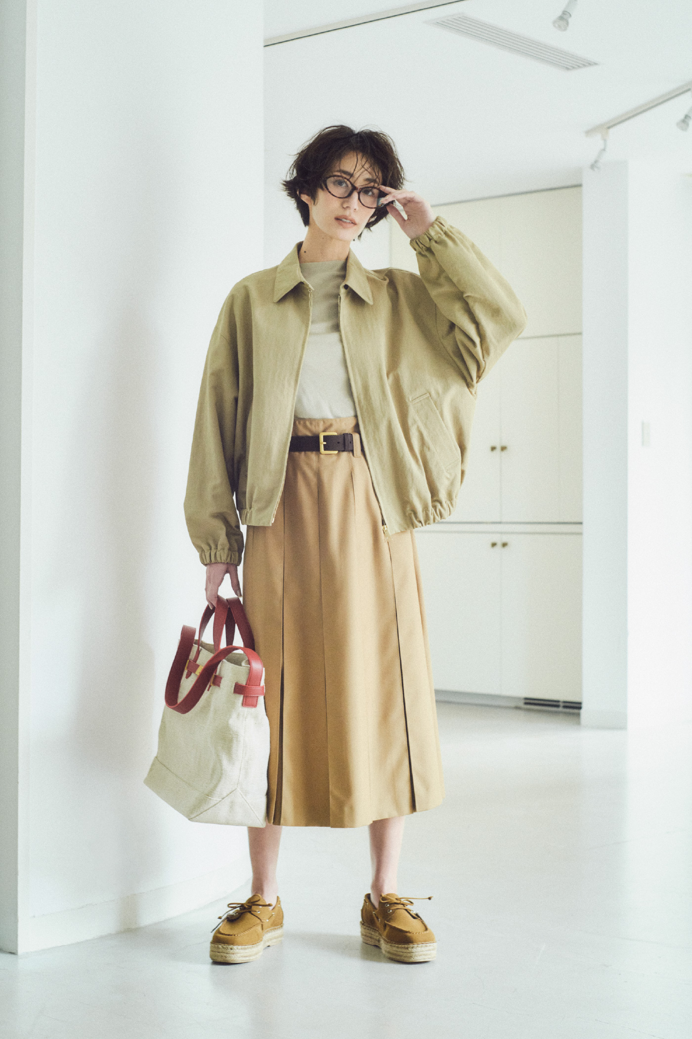 フォルムデザインスウィングトップ、ウールテンセルハーフスリーブシアーＴ、プリーツタックスカート、キャットアイダテメガネ、スクエアバックルベルト、ベルト付きキャンバストートバッグ、エスパドリーユシューズの着用イメージ