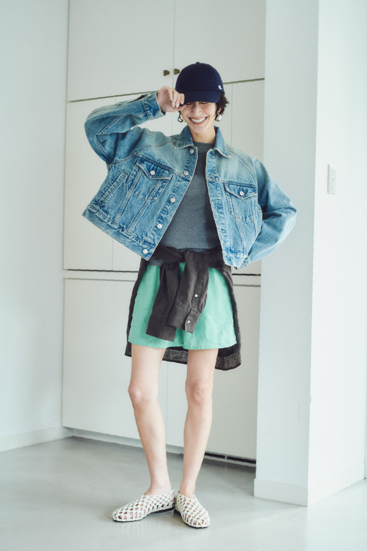 フレアＧジャン、ポケット付きフレンチリネンＳＨ、ＵＶケアアメスリタンク、フレンチリネンショートＰＮ、ポイントロゴ刺繍キャップ、メッシュバレエ、メタルドロップピアスの着用イメージ