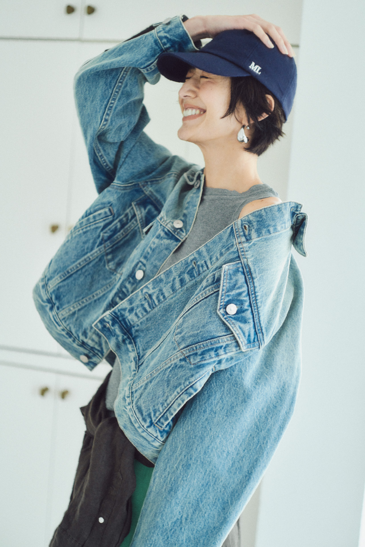 フレアＧジャン、ポケット付きフレンチリネンＳＨ、ＵＶケアアメスリタンク、フレンチリネンショートＰＮ、ポイントロゴ刺繍キャップ、メタルドロップピアスを着用したモデル画像