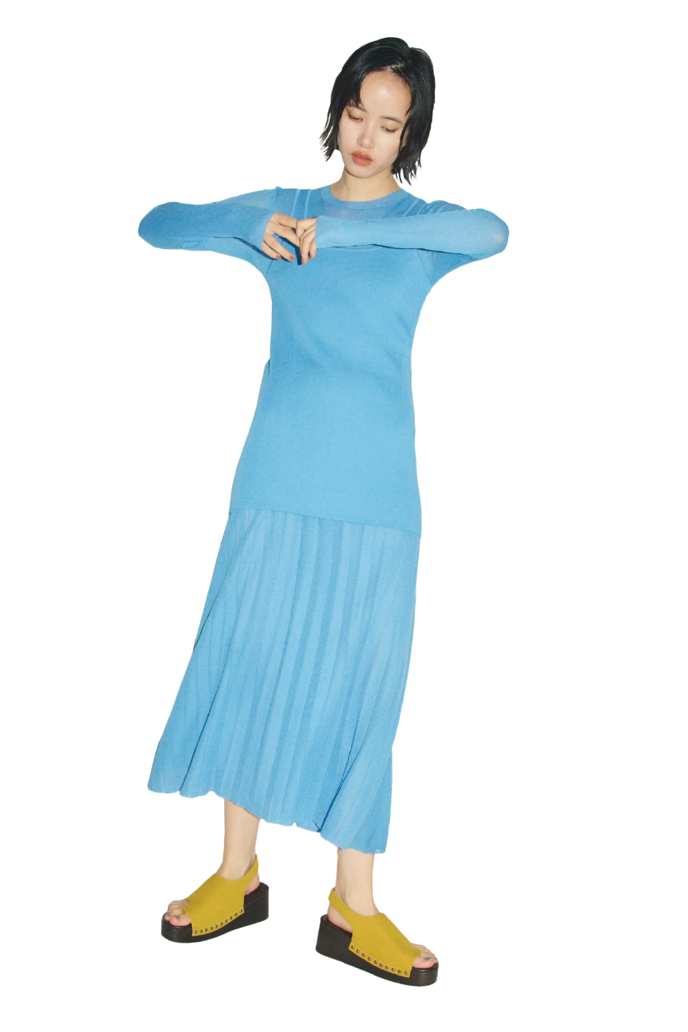 ブルーのシアーニットワンピース・イエローのトングサンダルを合わせたコーディネート