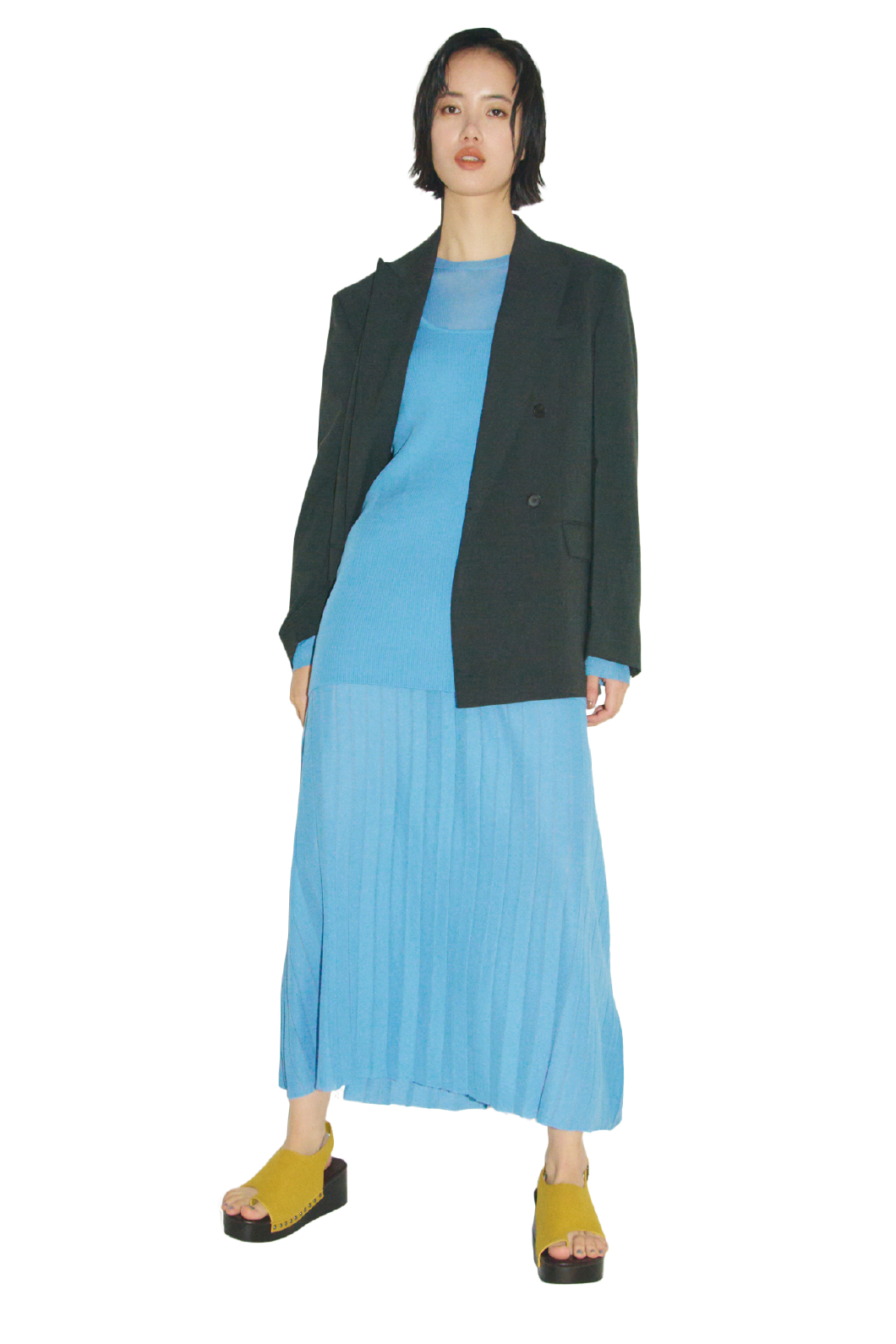 チャコールグレーのダブルブレストテーラードジャケット・ブルーのシアーニットワンピース・イエローのトングサンダルを合わせたコーディネート