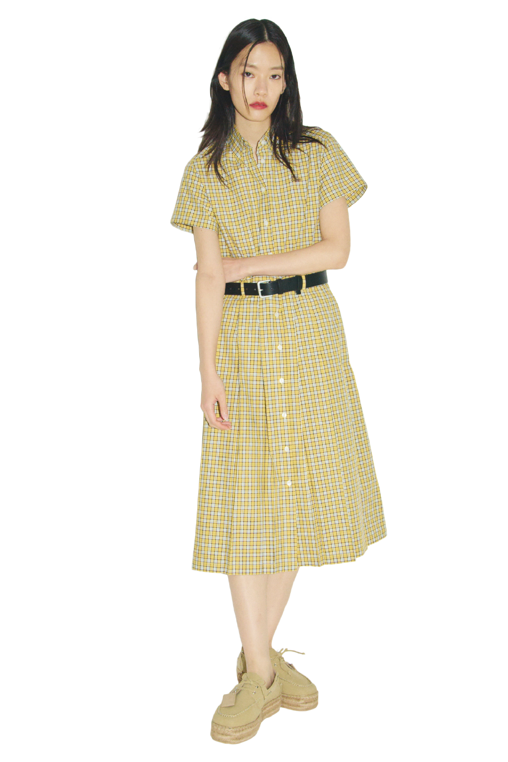 イエローのプリーツシャツワンピース・シルバーのスクエアダブルサルカンベルト・ベージュのエスパドリーユシューズを合わせたコーディネート