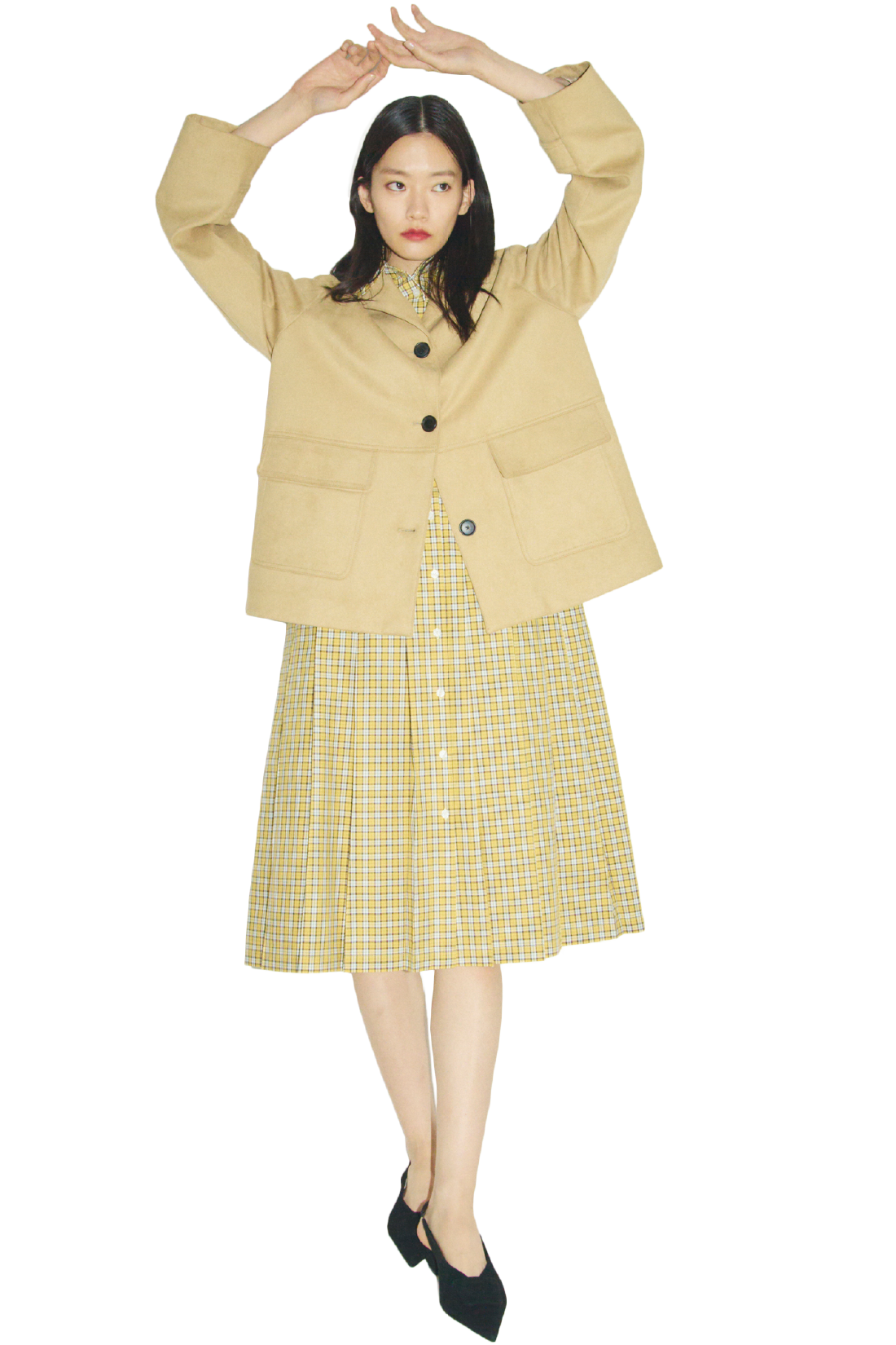 ベージュのリサイクルスウェードライクジャケット・イエローのプリーツシャツワンピース・黒のバックル付きラムレザースリングパンプスを合わせたコーディネート