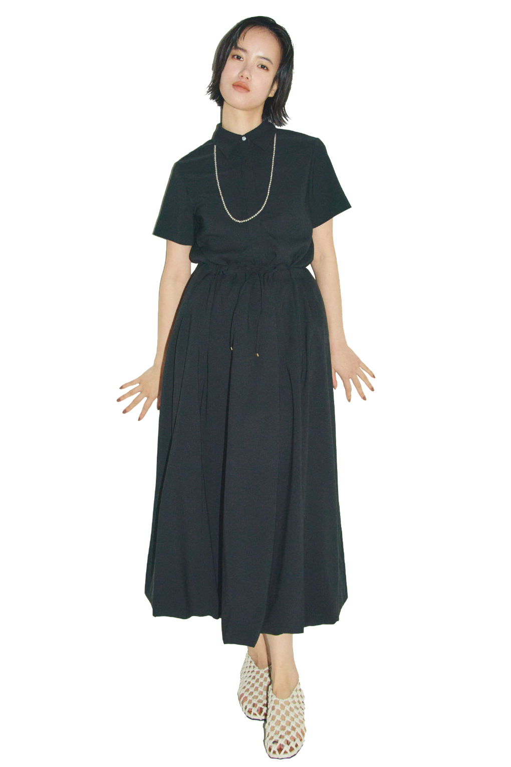 黒のリネン混バルーンシャツワンピース・シルバーのメタルリングパールロングネックレス・白のメッシュバレエを合わせたコーディネート