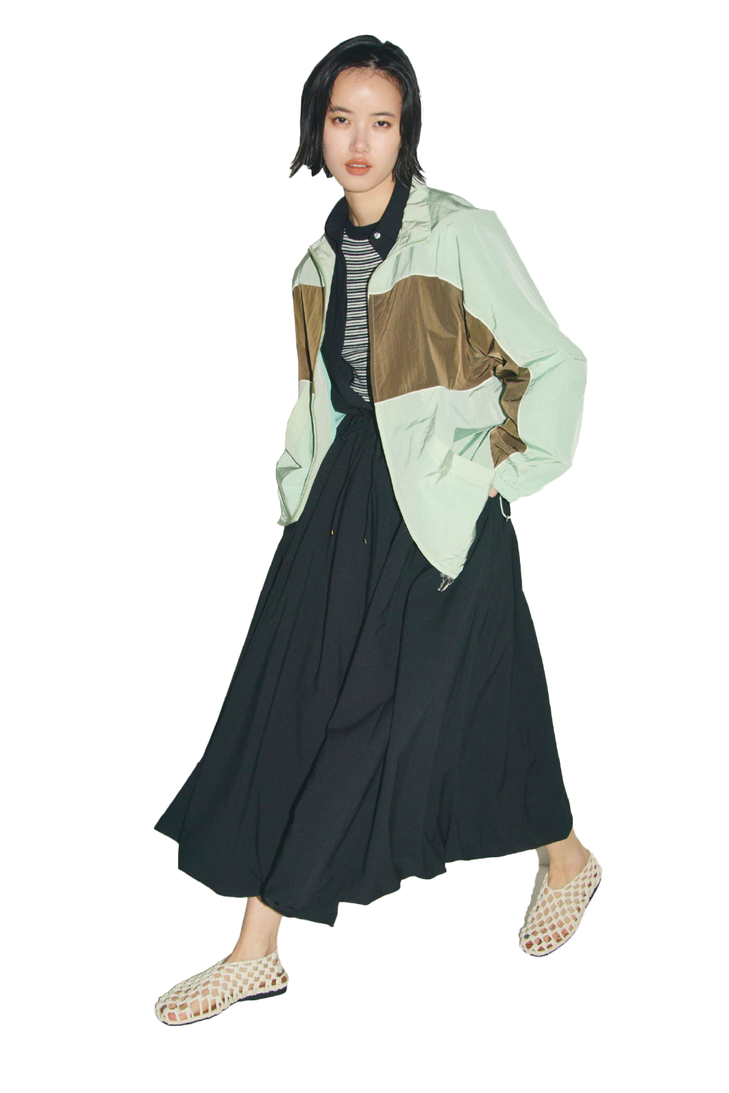 ミントのナイロントラックジャケット・黒のリネン混バルーンシャツワンピースとＵＶケアアメスリボーダータンク・白のメッシュバレエを合わせたコーディネート