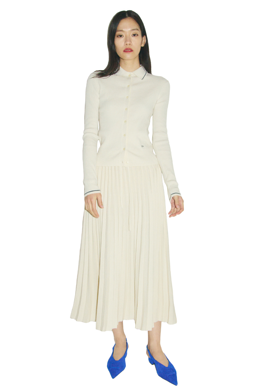 アイボリーのポロ衿リブニットカーディガン	ニットプリーツスカート・ブルーのバックル付きラムレザースリングパンプスのコーディネート