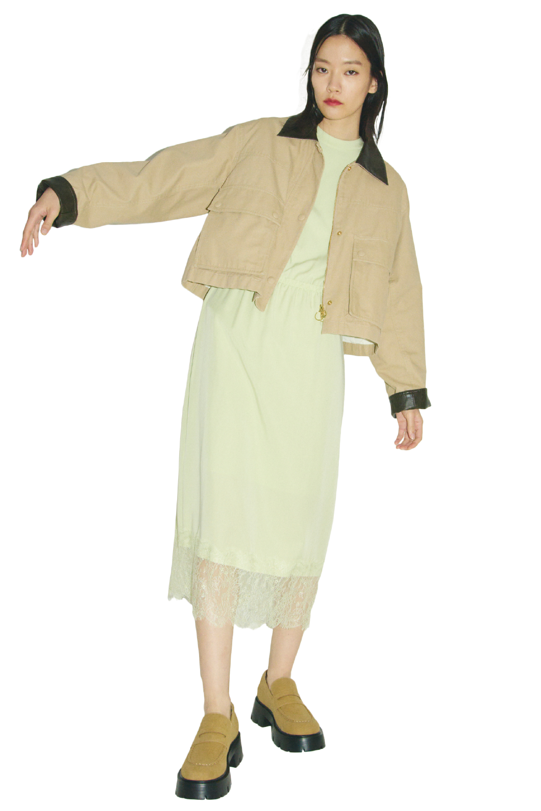 ベージュのショートテントシルエットハンティングジャケット・ライムのヘムレースワンピース・ベージュのモカシンローファーを合わせたコーディネート