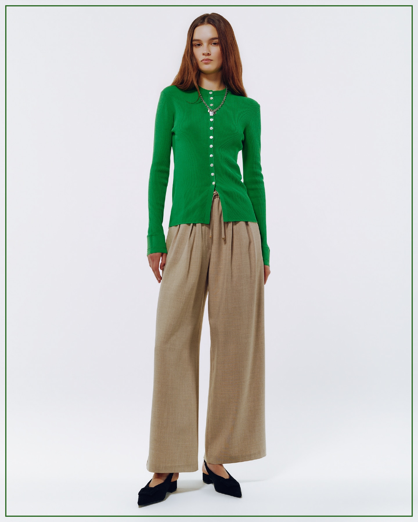 グリーンのカーディガン・ベージュの２タックワイドイージーパンツ・シルバーのネックレス・黒のパンプスを合わせたコーディネート