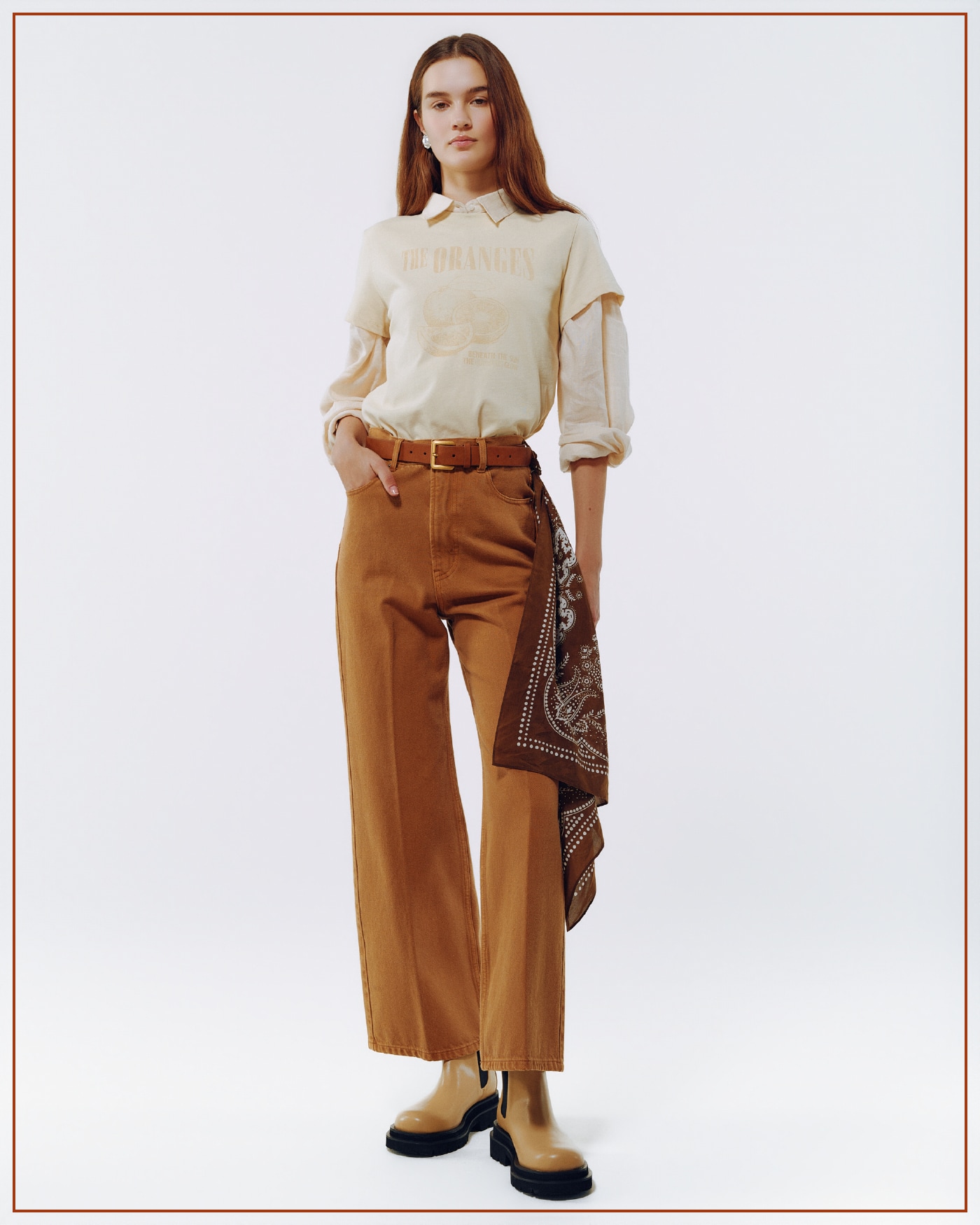 ベージュのＴシャツ・ライトベージュのフレンチリネンシャツ・ベージュのバギーフレアデニム・イヤリング・キャメルのベルト・ブラウンのスカーフ・ベージュのサイドゴアブーツを合わせたコーディネート