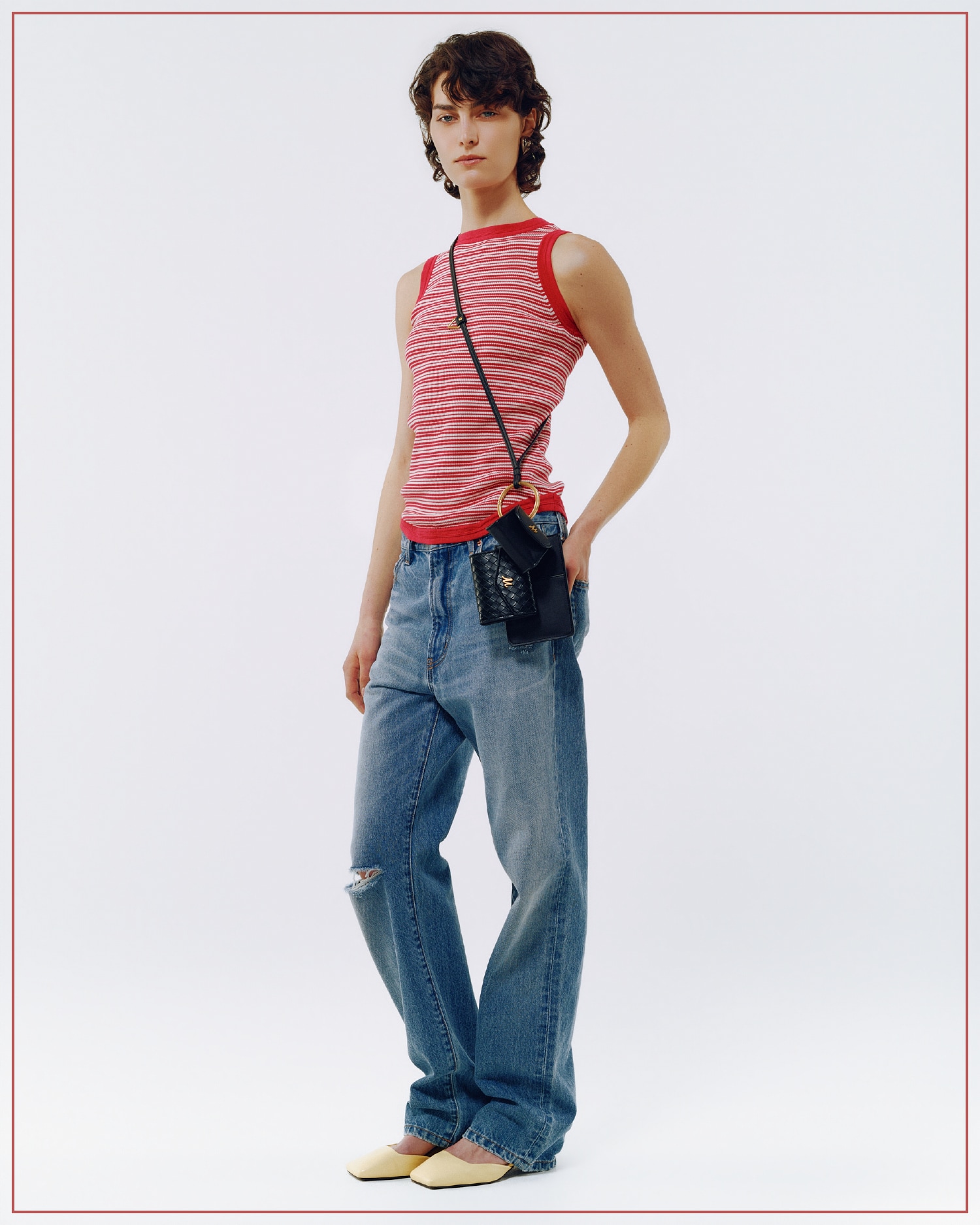 赤のボーダータンクトップ・ライトブルーのヴィンテージストレートデニム・黒のバッグ・シルバーのイヤリング・イエローのアンクルストラップパンプスを合わせたコーディネート