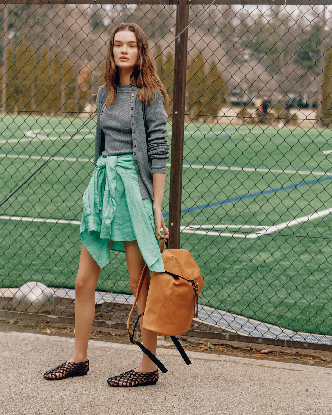 ＵＶケアシアーリブニットＣＤ、ＵＶケア半袖シアーリブニット、ＵＶケアアメスリタンク、ポケット付きフレンチリネンＳＨ、フレンチリネンショートＰＮ、撥水バックパックを着用した女性のイメージ