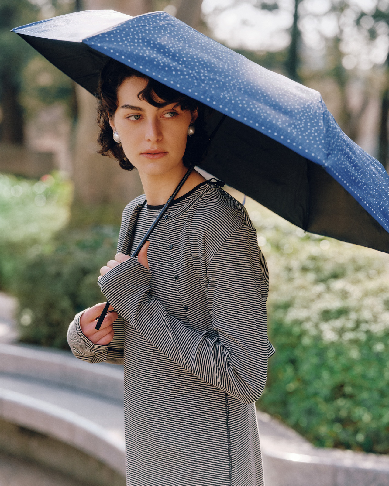 ＵＶケアテレコボレロＣＤ、ＵＶカットテレコアメスリＯＰと日傘を着用した女性のイメージ