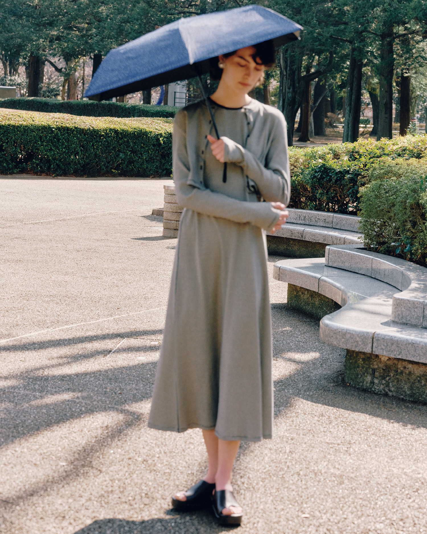 ＵＶケアテレコボレロＣＤ、ＵＶカットテレコアメスリＯＰ、ベルト付きキャンバストートバッグ、トングサンダル、メタルボリュームイヤリング、日傘の着用イメージ