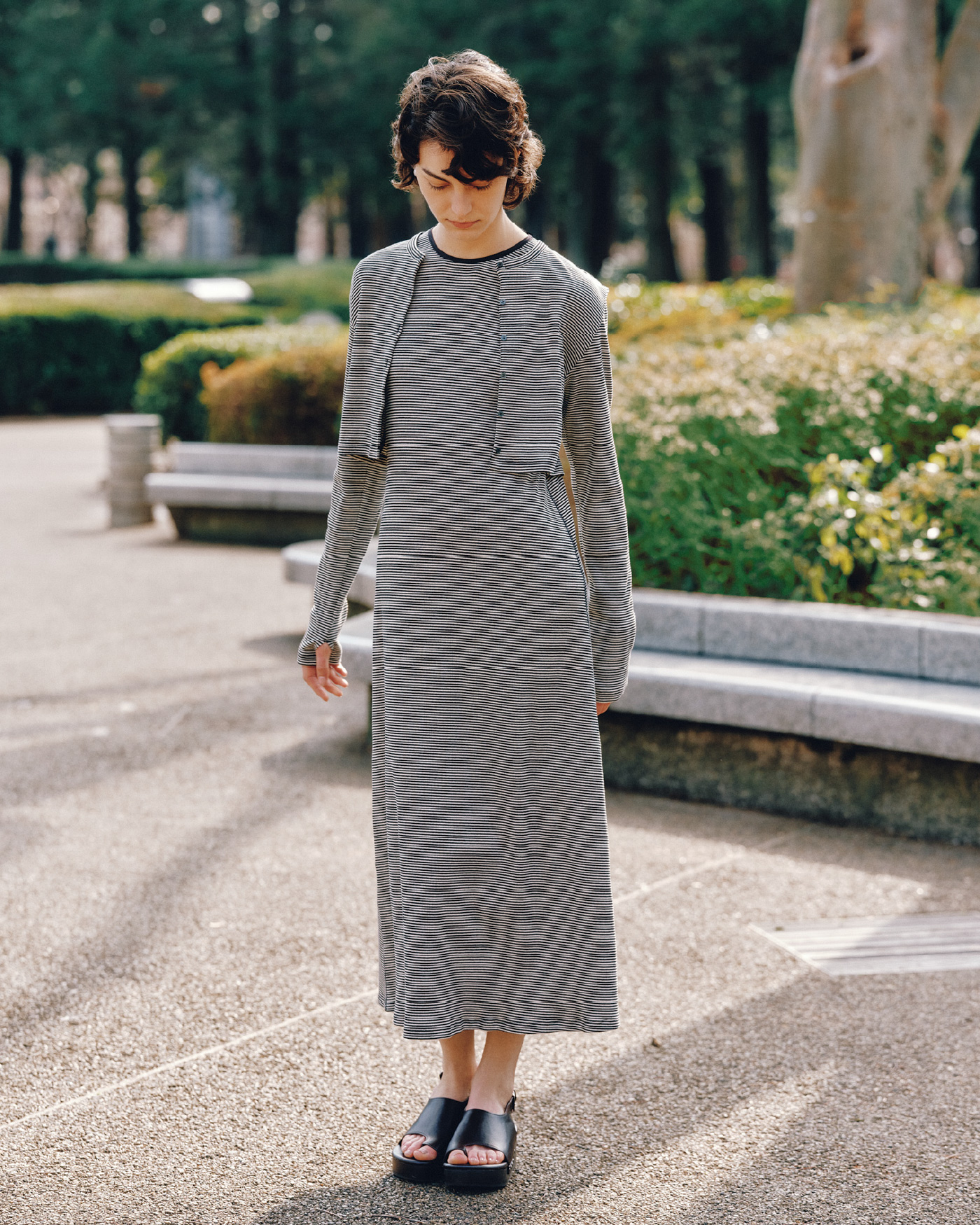 黒い横ストライプ柄のＵＶケアテレコボレロＣＤ、ＵＶカットテレコアメスリＯＰ、トングサンダル、メタルボリュームイヤリングを着用したモデル画像